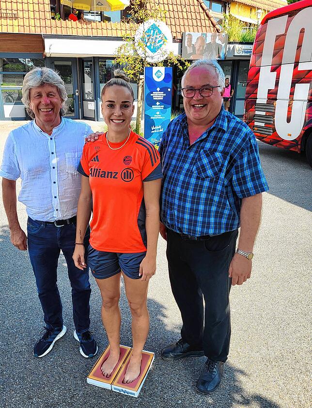 Unser Foto zeigt Konrad Abt, Giulia Gwinn und Hans-Peter Kleemann (von links).