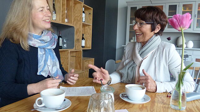 Beim Kaffeegespräch im &bdquo;Ludwigs&ldquo; in Markdorf unterhielten sich Agnes Schröder (rechts) und SÜDKURIER-Mitarbeiterin ...