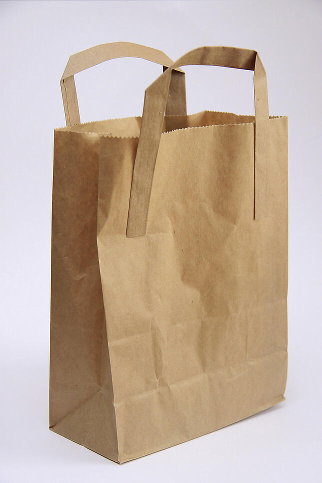 Eine Einkaufstüte aus Papier. Wird sie zum Altpapiertransport genutzt, muss sie auf dem Recyclinghof extra als Kartonage entsorgt werden.