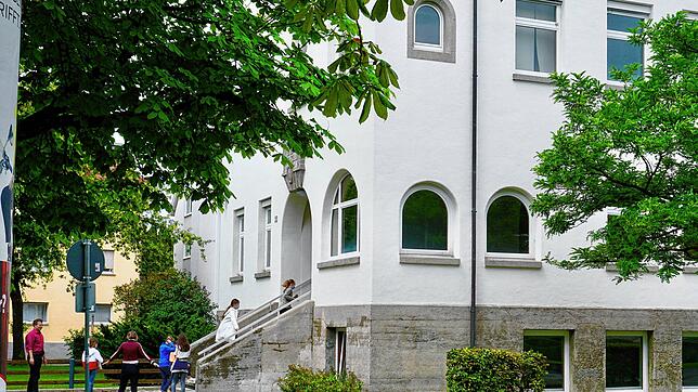 Graf-Zeppelin-Gymnasium Friedrichshafen im Juli 2020: Einlass von Schülern auf Abstand in Corona-Zeiten. An sechs Friedrichshafener ...