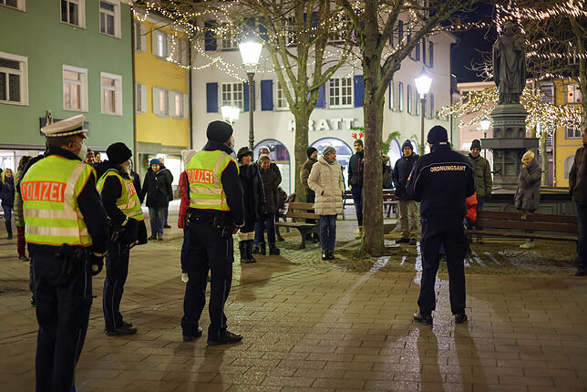 Die Polizei Radolfzell war 2021 bei den sogenannten Montags-Spaziergängen vor Ort – diese verliefen aber ruhig. Archivbild: Gerald ...