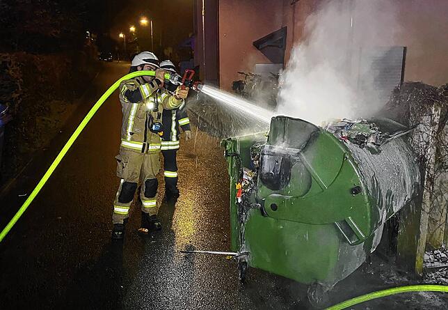 Feuerwehrleute bekämpfen in der Silvesternacht in Konstanz ein Feuer in einem Müllcontainer.