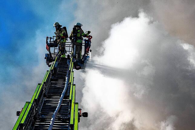Der Brand der Baumaterialien sorgt für eine enorme Rauchentwicklung.