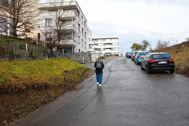 Eine Schülerin geht nach der Einmündung zur Anna-Zentgraf-Straße hinauf zum Neubaugebiet. Sie muss auf der Fahrbahn laufen.