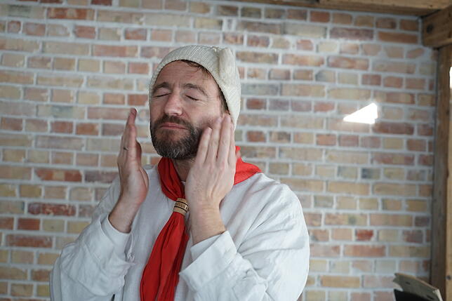 Bild 5: So einfach können Sie jetzt noch bei der Waldshuter Fasnacht mitmachen: Auf ins weiße Nachthemd