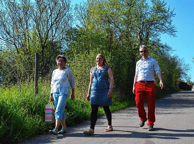 Stephanie Sandkühler, Muriel Reiling und Benno Sandkühler bei ihrem Osterspaziergang.
