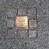 Ein Stolperstein erinnert in der Zeppelinstraße in Fischbach an Elsa Hammer.