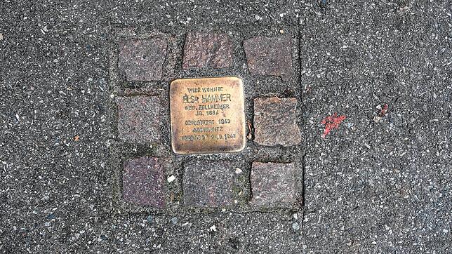 Ein Stolperstein erinnert in der Zeppelinstraße in Fischbach an Elsa Hammer.