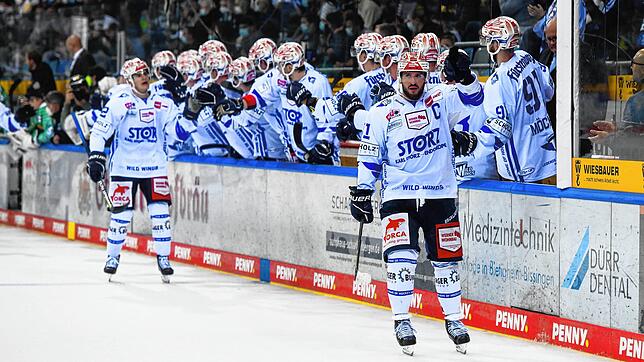 Auch in Bietigheim hatten die Wild Wings Grund zum Jubeln. Hier freuen sich die Schwenninger über den Treffer von Kapitän Travis ...