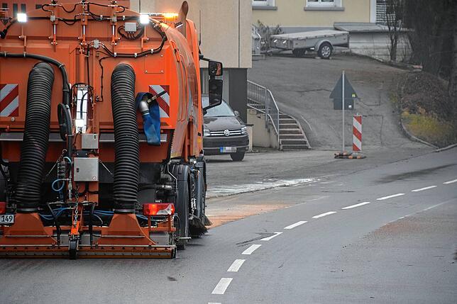 Bild 15: Der Tag nach dem Gefahrgut-Unfall: Bilder von der Lastwagen-Bergung und Straßenreinigung