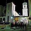 Solidarität mit der Ukraine: Die Menschen versammeln sich zur Mahnwache vor der Kirche St. Oswald.