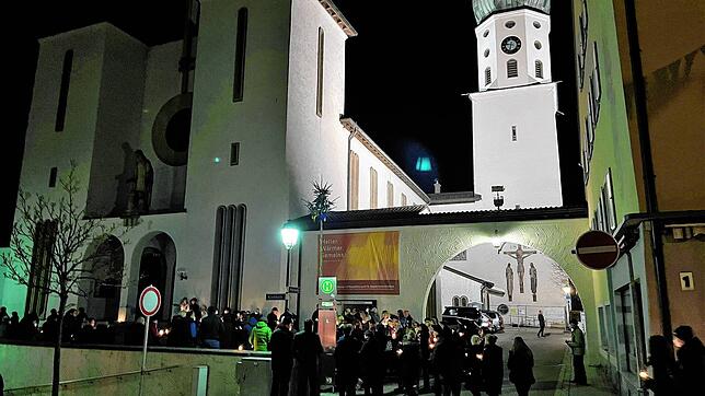 Solidarität mit der Ukraine: Die Menschen versammeln sich zur Mahnwache vor der Kirche St. Oswald.