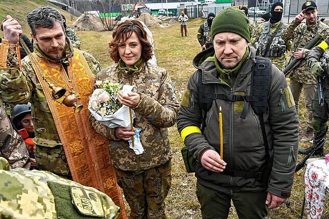 Am 6. März heiraten Valery und Lesya, Soldaten in der ukrainischen Territorialverteidigung, nicht weit von einem Kontrollpunkt am ...