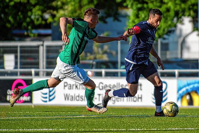 Bild 39: Titelanwärter FC Zell setzt sich mit 6:1 beim VfB Waldshut durch &ndash; und wir haben Bilder!