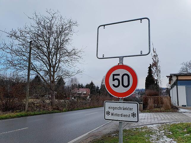Ein Schild wurde am Ortseingang in der Friedhofstraße gestohlen.
