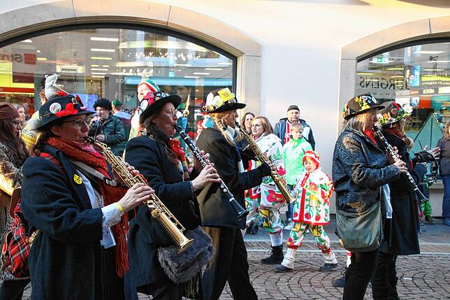 Bild 22: Fasnachts-Auswerfen und Narrenbaumstellen: Bilder des Hochrhein Narrentreffens in Tiengen (Teil 3)
