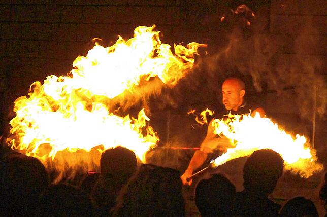 Bei der Feuershow von „Art en Air“ schießen Flammen in die Höhe.