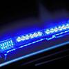 Blaulicht leuchtet auf einem Polizeiauto (Symbolbild). Auf der A5 bei Weil am Rhein ziehen Polizisten einen verirrten, betrunkenen ...