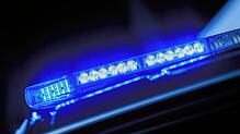 Blaulicht leuchtet auf einem Polizeiauto (Symbolbild). Auf der A5 bei Weil am Rhein ziehen Polizisten einen verirrten, betrunkenen ...