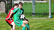 Robin Frick (vorn, Archivbild) traf per Strafstoß zum 3:2-Sieg des SV Bermatingen in Immenstaad.