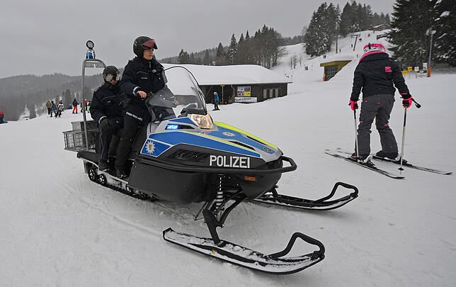 Statt Streifenwagen fahren die Polizisten auf dem Feldberg Motorschlitten. Auf Blaulicht und Martinshorn müssen sie trotzdem nicht ...