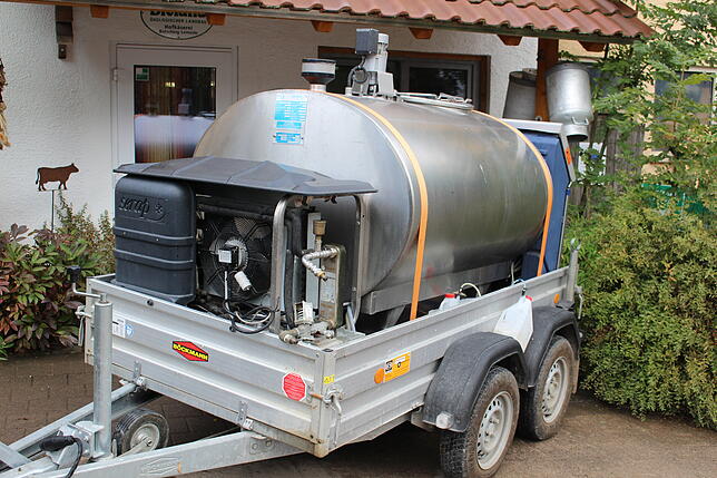 600 Liter Milch fasst dieser Tankwagen. Die Flüssigkeit wird ins Gebäude gepumpt und landet dort in einem großen Kupferkessel.