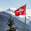 Die Schweizer Flagge weht im Wallis.
