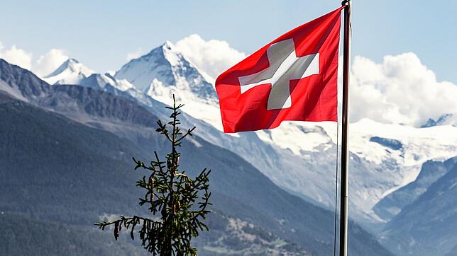 Die Schweizer Flagge weht im Wallis.