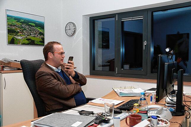 Um 23.45 Uhr sitzt Unterkirnachs Bürgermeister Andreas Braun in seinem Dienstzimmer. Zu Beginn der Corona-Impfungen kümmerte sich der ...