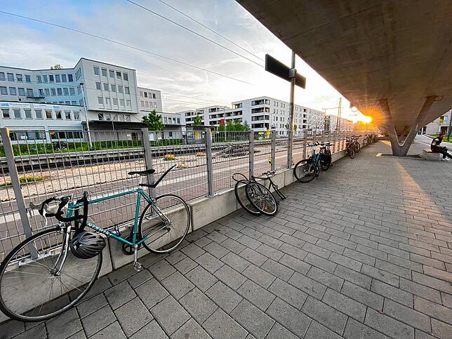 Hier wäre Platz für einen prima Fahrradständer: Unter der Rampn der Z-Brücke am Bahnhof Petershausen könnten Räder sicher und in einem ...