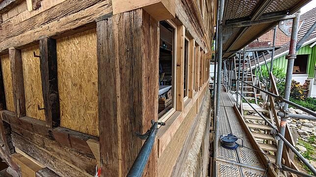 2024: Diese Fensterfront über Eck wurde wiederentdeckt und wird restauriert. Links ist das Original-Holz zu sehen, rechts neues Holz.