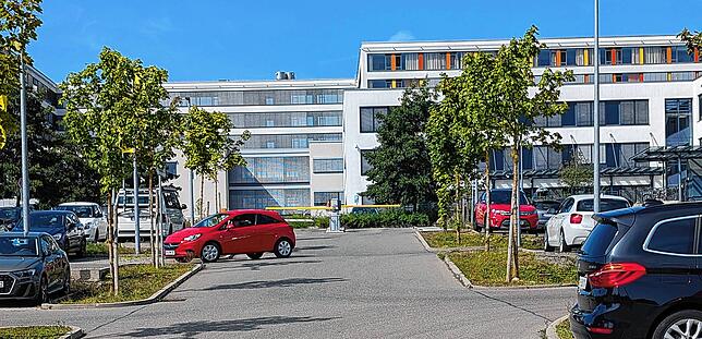 Hier ist die Ein- und Ausfahrt zu den rund 400 Stellplätzen der Ärztehaus GmbH und Co KG. Diese Schranken müssen immer wieder repariert ...