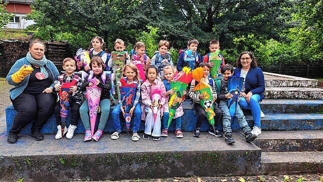 13 Kinder sind in die Grundschulförderklasse der Weihermattenschule eingeschult worden. Klassenlehrerinnen sind Jessica Meier (links) ...