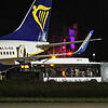 Ein Bus mit Reisenden am Flughafen Memmingen. Der Ryanair-Flieger war von Berlin nach Mailand unterwegs, als er in Turbulenzen geriet ...