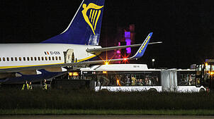 Ein Bus mit Reisenden am Flughafen Memmingen. Der Ryanair-Flieger war von Berlin nach Mailand unterwegs, als er in Turbulenzen geriet ...