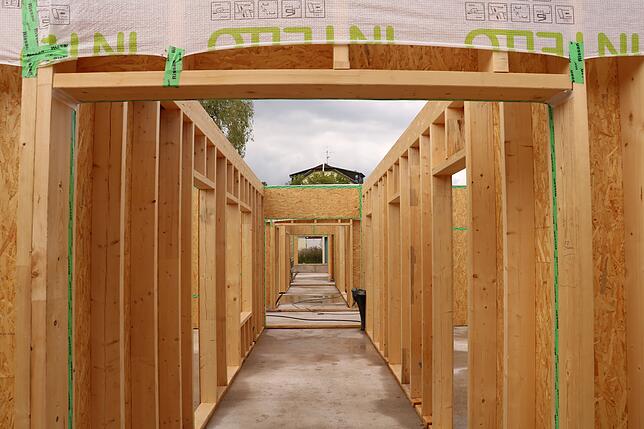 Erinnert an ein Labyrinth: Blick in die Holzkonstruktionen, aus denen die neue Kindertagesstätte entsteht.