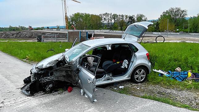 Auf der B33 bei Hegne sind am Mittwoch, 24. April, ein Betonmischer und ein VW Polo zusammengestoßen. Die 84-jährige Fahrerin des VWs ...