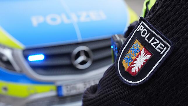 Die Polizei musste eine rabiate Frau von einer Hochzeitsgesellschaft trennen. (Symbolbild)
