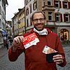 Zehn Euro können die Konstanzer Kunden bei ihrem Einkauf im Geldbeutel lassen. Die Vereinigung Treffpunkt Konstanz (im Bild der ...
