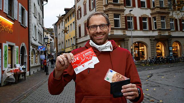 Zehn Euro können die Konstanzer Kunden bei ihrem Einkauf im Geldbeutel lassen. Die Vereinigung Treffpunkt Konstanz (im Bild der ...