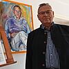 Dirigent und Musiker Georg Mais in seinem Haus. Das Gemälde von ihm im Hintergrund malte der Konstanzer Künstler Peter Tandler zu seinem ...