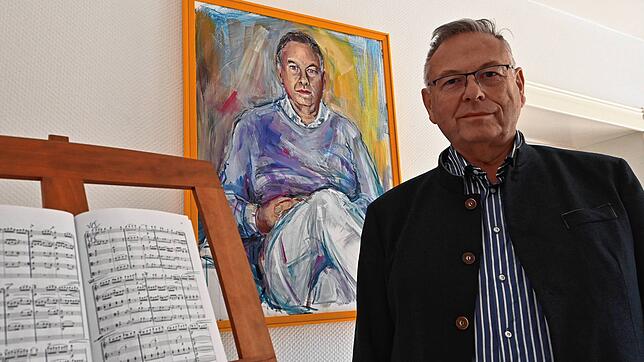 Dirigent und Musiker Georg Mais in seinem Haus. Das Gemälde von ihm im Hintergrund malte der Konstanzer Künstler Peter Tandler zu seinem ...