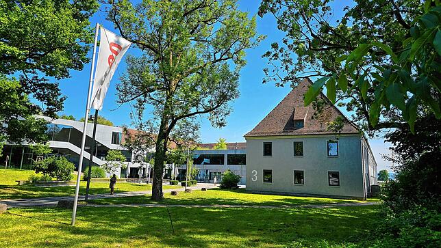 Auf dem ehemaligen Gelände der Flakkaserne im Fallenbrunnen in Friedrichshafen ist die Zeppelin-Universität auf dem ZF-Campus beheimatet.
