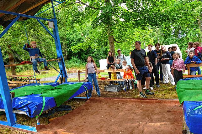 Bild 19: Hunderte Gäste strömen zum Auftakt an das 68. Waldfest in der Geschichte des Musikvereins Aufen.