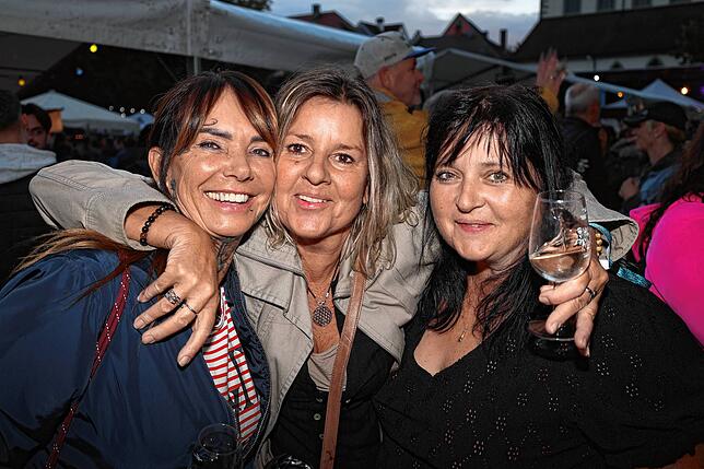 Bild 34: Beim Konstanzer Weinfest 2025 steigt schon am Eröffnungsabend die Stimmung - Die schönsten Bilder