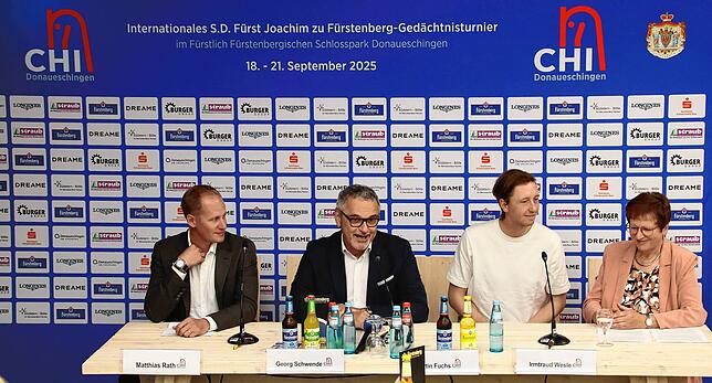 Sie galoppieren bei der Pressekonferenz schon einmal über das viertägige Programm: Veranstalter Mathias Rath, Brauereichef Georg ...
