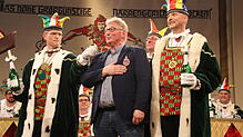 Nach der Verhandlung wird Helmut Karrenbauer von Narrengericht zum Laufnarren geschlagen.