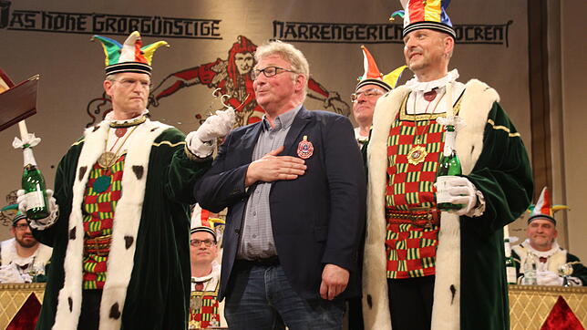 Nach der Verhandlung wird Helmut Karrenbauer von Narrengericht zum Laufnarren geschlagen.