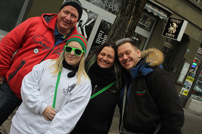 Bild 6: Hästräger und Guggenmusiker aus VS beim Narrentreffen in Fribourg am Sonntag (1)