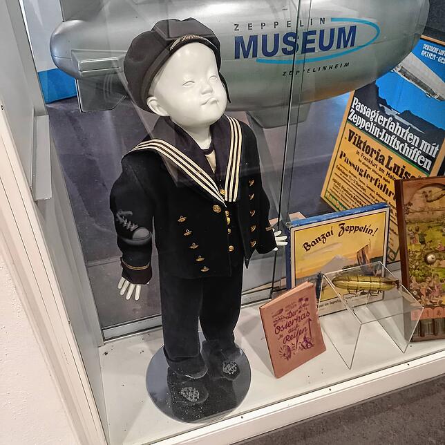 Ein Kinderanzug und Luftschiff-Spielsachen im Museum des Vereins für Zeppelin-Luftschiffahrt.